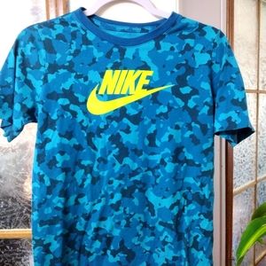 Boys Nike  T-shirt Blue Camo size XL